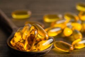 capsule di olio di pesce omega 3 vitamina con epa e dha isolati su sfondo bianco. foto