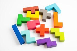 logico pensiero e problema soluzione creativo attività commerciale soluzione concetto, di legno puzzle geometrico forma bloccare forma. foto