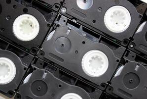 avvicinamento Visualizza di vhs compatto video cassette impilati lato di lato foto