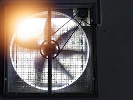 grande industriale scarico fan nel un' fabbrica. ventilazione di pianta costruzione. con brillante luce. foto