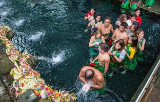 Bali, Indonesia - 14 luglio 2018 - gruppo di turista e balinese persone in attesa coda per assunzione un' bagno nel pura tirta empul il santo primavera acqua tempio nel Bali, Indonesia. foto