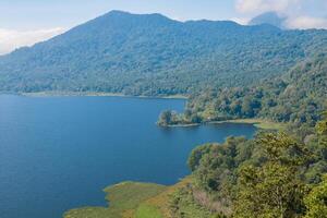 Visualizza di lago comprare su bali isola, Indonesia. esso è bali secondo maggiore lago. vulcani avere creato e sagomato Questo isola e producendo ricco suoli abilitare un' lussureggiante foresta per crescere. foto