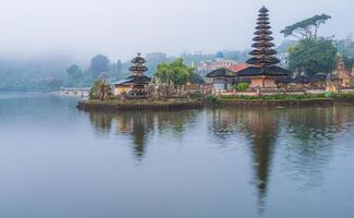 riflessione Visualizza di pura ulan danu bratan un' famoso pittoresco punto di riferimento e un' significativo tempio su il sponde di lago bratan nel Bali, Indonesia. foto