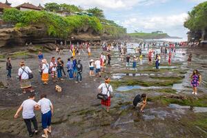 Bali, Indonesia -16 luglio 2018 - turisti a partire dal oltremare visitare tanah lotto tempio uno di il maggior parte turista attrazione posto nel bali isola di Indonesia. foto