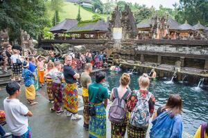 Bali, Indonesia - 14 luglio 2018 - gruppo di turista interessante e in attesa coda per assunzione un' bagno nel pura tirta empul il santo primavera acqua tempio nel Bali, Indonesia. foto
