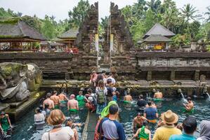 Bali, Indonesia - 14 luglio 2018 - gruppo di turista interessante e in attesa coda per assunzione un' bagno nel pura tirta empul il santo primavera acqua tempio nel Bali, Indonesia. foto