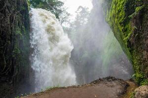 scenario Visualizza di potente di blawan cascata collocato nel kalianyar villaggio, semplice quartiere di est Giava, Indonesia. foto