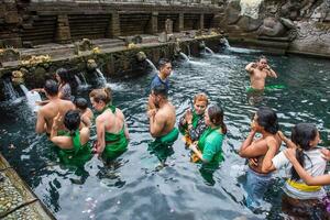 Bali, Indonesia - 14 luglio 2018 - gruppo di turista e balinese persone in attesa coda per assunzione un' bagno nel pura tirta empul il santo primavera acqua tempio nel Bali, Indonesia. foto