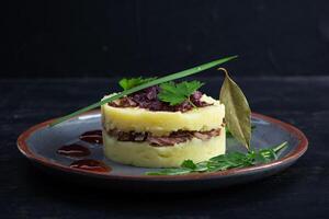 schiacciato Patata con manzo, Caramellizzato cipolla e ciliegia salsa foto