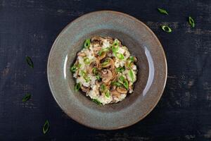 italiano cucina - risotto con funghi. cucinato arborio riso con parmigiano formaggio e funghi foto