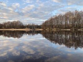 bellissimo autunno paesaggio, fiume, foresta, cielo, riflessione nel acqua foto