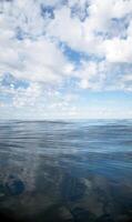 cielo al di sopra di acqua nel Aperto mare e nuvole, calma con spazio per testo foto