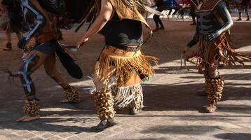 persone danza tradizionale danza nel Messico con azteco capi di abbigliamento foto