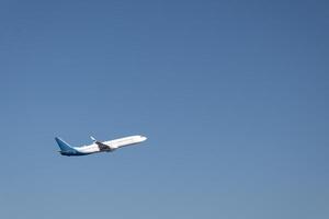 aereo volante nel il cielo con blu sfondo e spazio per testo foto