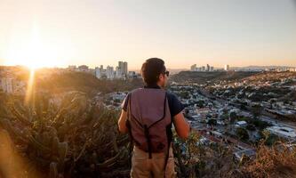 turista osservando il città di queretaro a partire dal il Ercole Quartiere foto