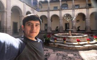 turista uomo visitare il arti centro di queretaro nel Messico foto