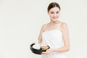 bellezza donne caucasico modello con erbaceo terme massaggio crema impostato isolato su bianca sfondo foto