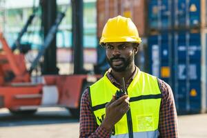 la logistica industria africano nero maschio ingegnere personale lavoratore caposquadra a porta contenitore cortile controllo Caricamento in corso carico foto