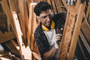 professionale falegname uomo mano Lavorando rendere di legno fatto a mano mobilia maestro pezzo in lavorazione bene dettaglio artigiano con legna officina. foto