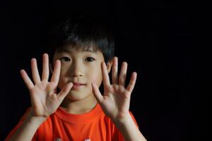 ai generato avvicinamento, contento bambini giocando al di fuori con sporco mani, generativo ai foto