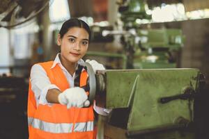 adolescente ragazza Lavorando nel pesante industria con sporco tornio macchina attrezzo industria fabbrica contento Sorridi foto