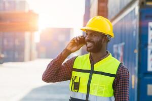 industria maschio lavoratore utilizzando cellulare chiamata contatto persone con contento Sorridi bene espressione foto