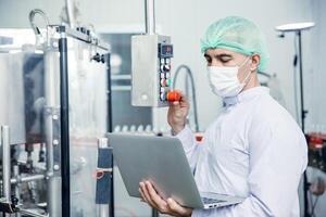 cibo e bevanda industria personale lavoratore Lavorando a trasportatore cintura produzione linea macchina nel bevanda fabbrica con pulito e igiene la zona. foto