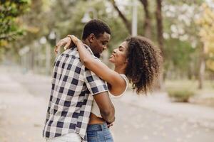 Data coppia uomo e donne San Valentino giorno. africano nero amante a parco all'aperto estate stagione Vintage ▾ colore tono foto