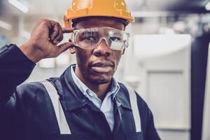 inteligente e visionario lungimiranza lavoratore concetto. africano nero maschio intelligente ingegnere lavoratore guardare messa a fuoco foto