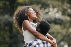 Data coppia uomo e donne San Valentino giorno. africano nero amante a parco all'aperto estate stagione Vintage ▾ colore tono foto