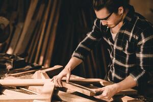 professionale falegname uomo autentico fatto a mano legna lavoratore. falegname o mobilia costruttore casa Fai da te progetti creatore maschio. foto