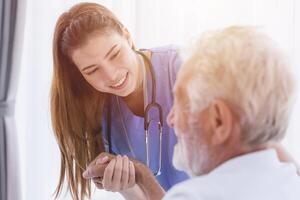 infermiera medico Lavorando a casa cura medico verifica salutare anziano anziano maschio contento Sorridi foto