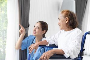 infermiera cura anziano anziano donna a casa la pensione persone recupero su sedia a rotelle. foto