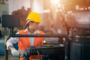 adolescente ragazza Lavorando con tornio metallo opera negozio acciaio fabbrica industria ingegnere macchina operatore foto