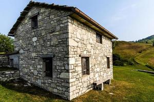 tono rifugio tra i verdi prati in montagna foto