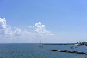 paesaggio marino con vista sulle barche a yevpatoria, in crimea foto