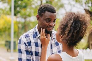 Data coppia uomo e donne San Valentino giorno. africano nero amante a parco all'aperto estate stagione Vintage ▾ colore tono foto