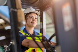 indiano donna lavoratore magazzino carrello elevatore a forca autista personale contento sorridente godere Lavorando foto