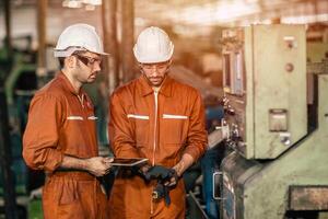 ingegnere industria lavoratore opera Aiuto insieme formazione nuovo giovane dipendente lavoro di squadra nel metallo fabbrica foto