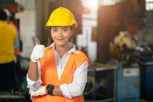 ritratto adolescente Lavorando donna nel pesante industria tornio macchina acciaio attrezzo fabbrica contento Sorridi pollici su foto