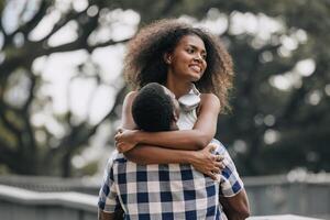 Data coppia uomo e donne San Valentino giorno. africano nero amante a parco all'aperto estate stagione Vintage ▾ colore tono foto