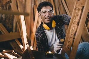 ritratto professionale falegname uomo mano Lavorando rendere di legno fatto a mano mobilia maestro pezzo in lavorazione bene dettaglio artigiano con legna officina. foto