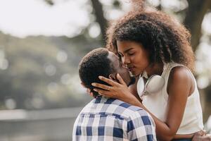 Data coppia uomo e donne San Valentino giorno. africano nero amante a parco all'aperto estate stagione Vintage ▾ colore tono foto