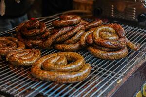 sai ua o sai oua nord tailandese salsiccia o chiang Mai salsiccia ripieno speziato Maiale grigliato a turista mercato strada cibo foto