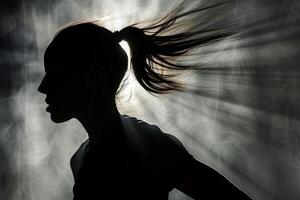 ai generato donna di silhouette getto un' forte ombra, con minimo dettagli foto