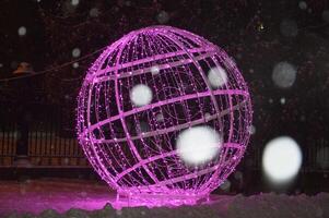 Natale raggiante rosa sfera. all'aperto grande elettrico all'aperto vacanza arredamento, ghirlanda. Natale, nuovo anni luminosa decorazione. foto