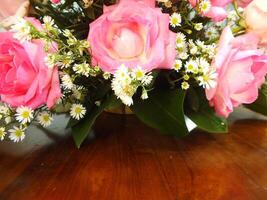 nozze colorato rosa mazzo. fresco, lussureggiante mazzo di colorato fiori. fiori, mazzo, Rose, margherite, tulipani, vaso, regalo, estetica foto