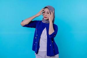 primo piano di una donna premurosa e concentrata che indossa l'hijab foto