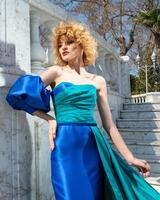 un' donna nel un' blu vestito foto