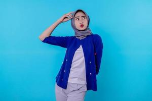 primo piano di una donna premurosa e concentrata che indossa l'hijab con un pensiero difficile e problematico che prende una decisione in mente accigliata foto